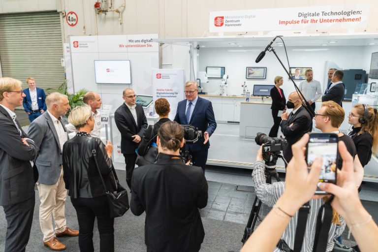 Bernd Althusmann besucht den Stand des Mittelstand-Digital Zentrums auf der Hannover Messe